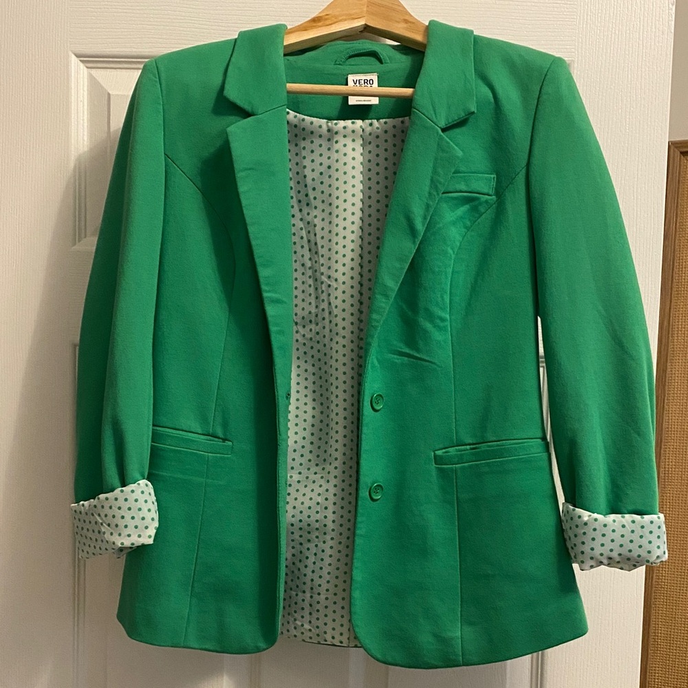 Vero Moda Green Blazer with Notched Lapels and Modern Cut